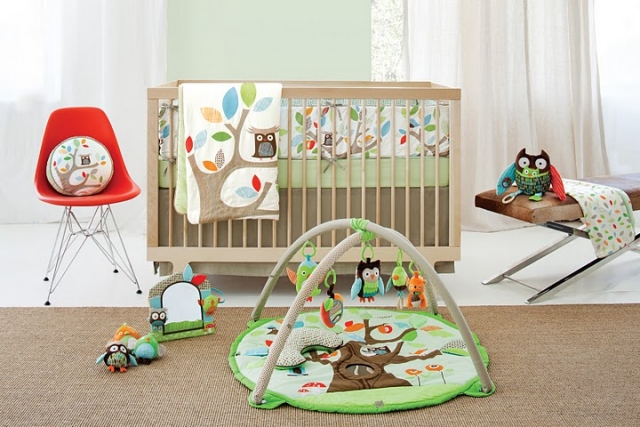 décoration-chambre-bébé-thème-hibou-linge-lit-jouets