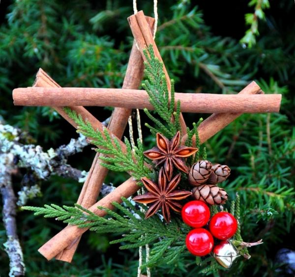décoration-de-Noël-étoiles-bois-cones-pin-branches-sapin