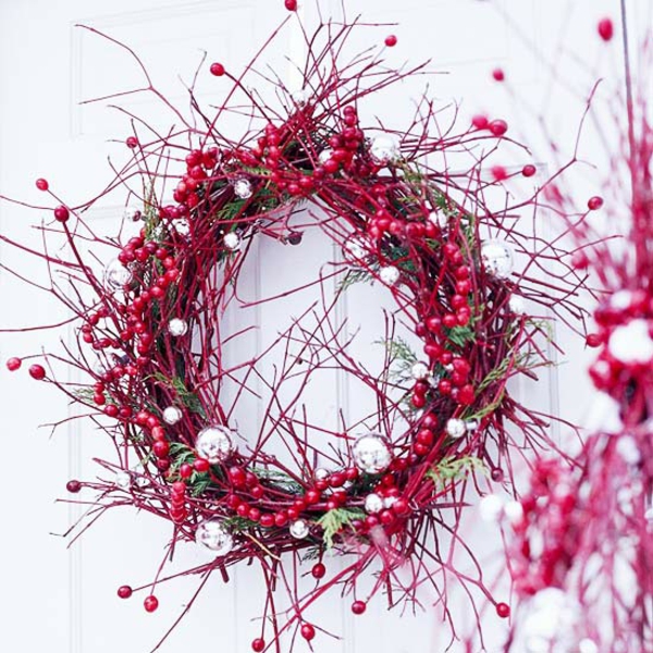 décoration-de-Noël-couronne-porte-branches-églantier