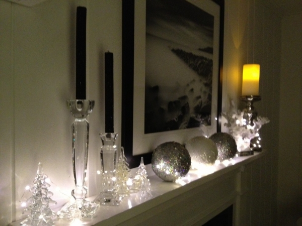 décoration-de-Noël-manteau-de-cheminée-boules-couleur-argent