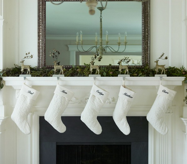décoration-de-Noël-manteau-de-cheminée-chaussettes-blanches