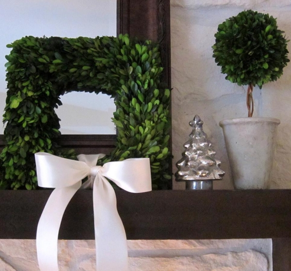 décoration-de-Noël-manteau-de-cheminée-couronne-de-porte-carrée-buis-ruban-blanc