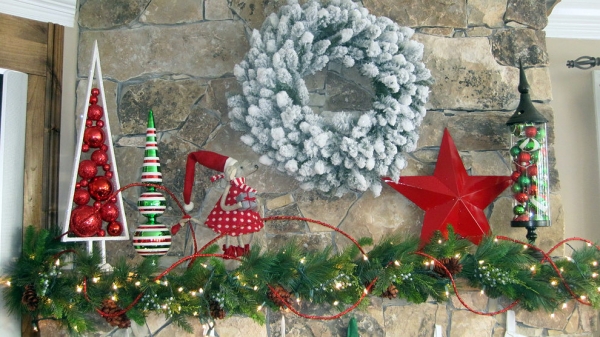 décoration-de-Noël-manteau-de-cheminée-étoile-rouge-sapin-boules-rouges
