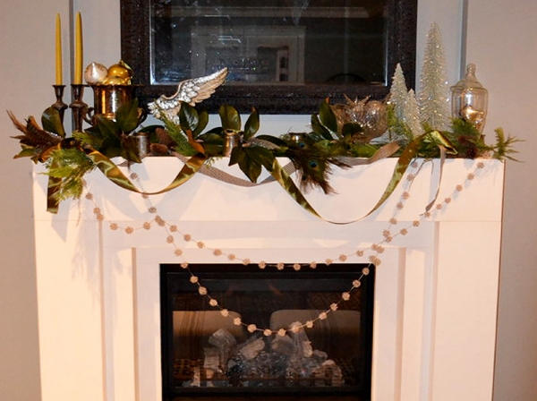 décoration-de-Noël-manteau-de-cheminée-guirlandes-bougeoirs