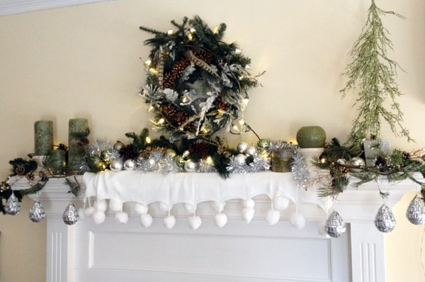 décoration-de-Noël-manteau-de-cheminée-guirlandes-boules-couronne-de-porte
