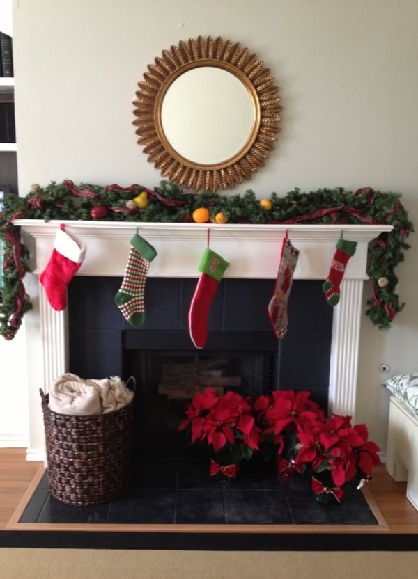 décoration-de-Noël-manteau-de-cheminée-miroir-rond-chaussettes