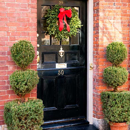 décoration-de-Noël-porte-entrée-couronne-buis-ruban-rouge
