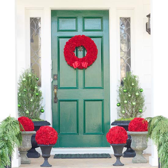 décoration-de-Noël-porte-entrée-couronne-rouge-ruban