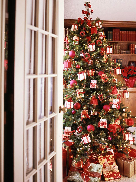 décoration-de-Noël-sapin-boules-décoratives-rouges-mini-cadeaux-décoratifs