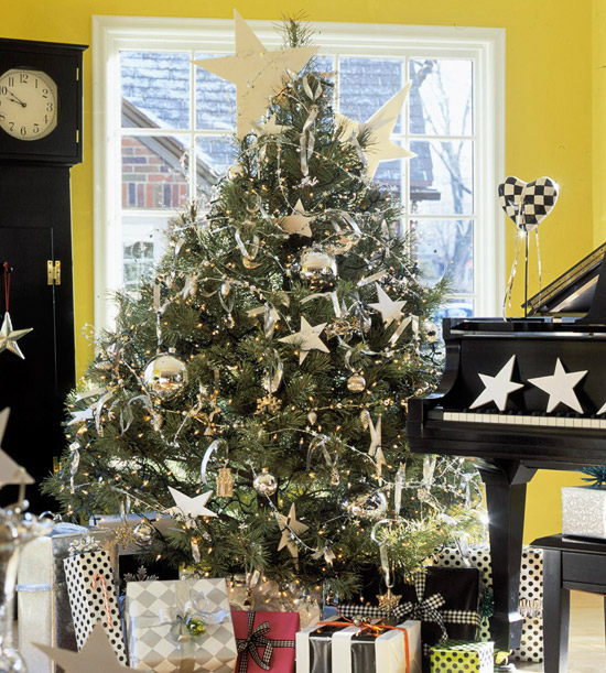 décoration-de-Noël-sapin-etoiles-couleur-brillante