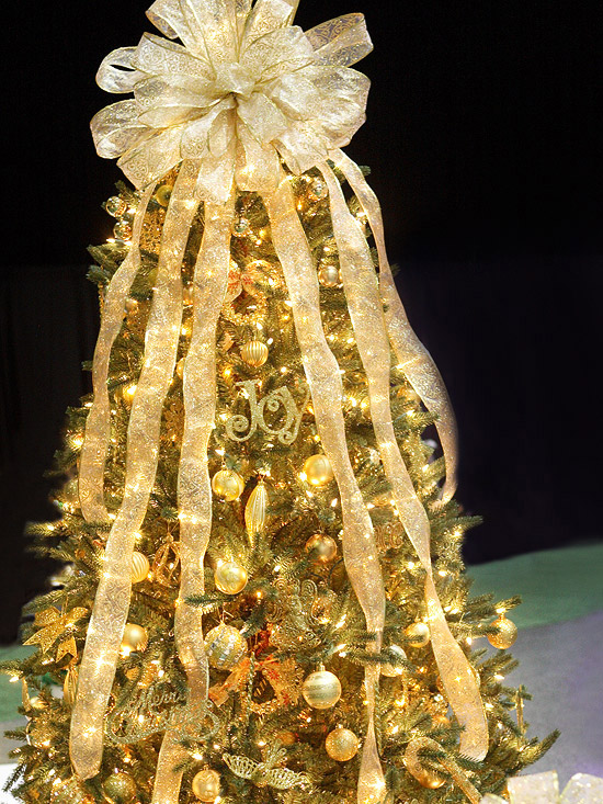 décoration-de-Noël-sapin-guirlandes-boules-décoratives