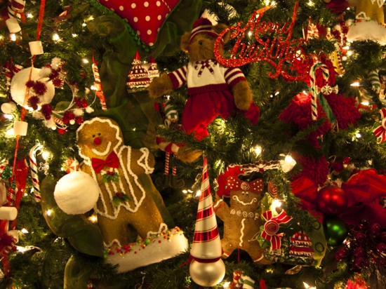 décoration-de-Noël-sapin-idée-originale-boules-décoratives-figurines