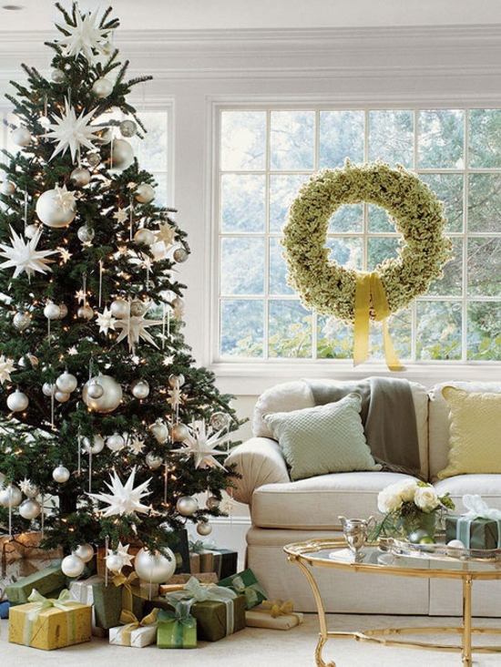 décoration-de-Noël-sapin-idée-originale-étolies-boules-décoratives-couronne-porte