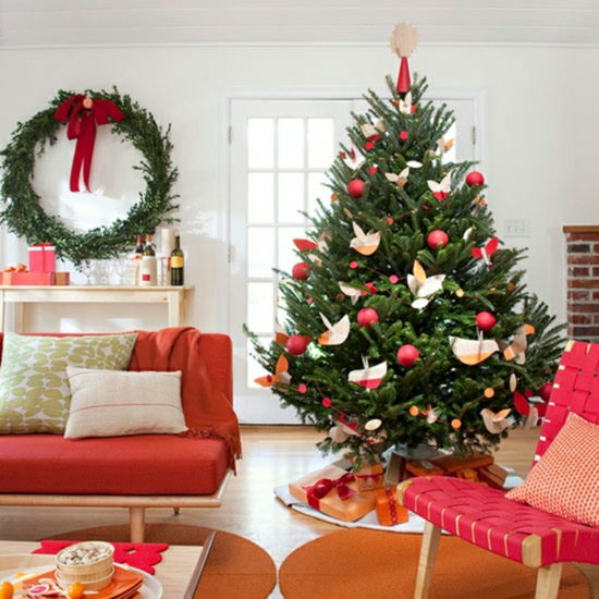 décoration-de-Noël-sapin-idée-originale-papier-couronne-ruban-rouge