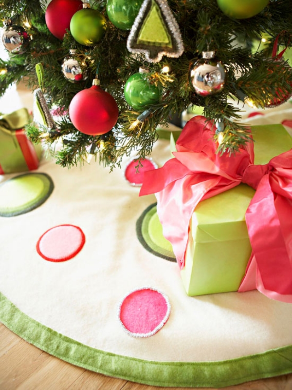 décoration de Noël sapin-mini-cadeaux-ruban-rouge