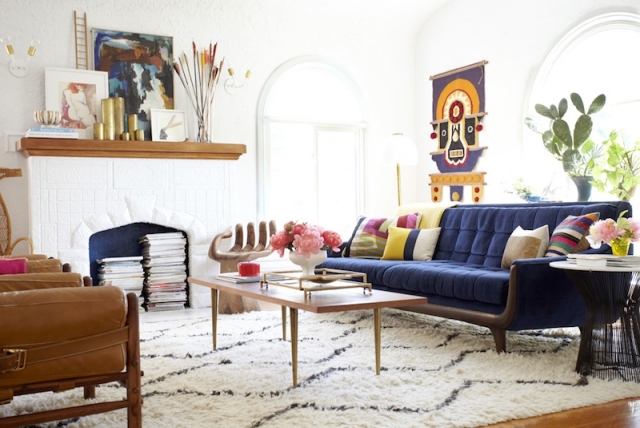décoration intérieure décoration-intérieure-22-idées-colorées-salle-séjour-canapé-bleu-foncé-tapis-blanc