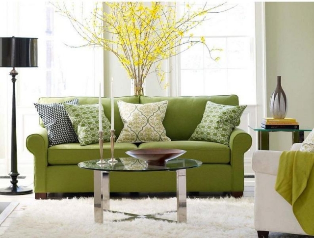 décoration intérieure décoration-intérieure-22-idées-colorées-salle-séjour-canapé-vert-tapis-bancs-fleurs-jaunes