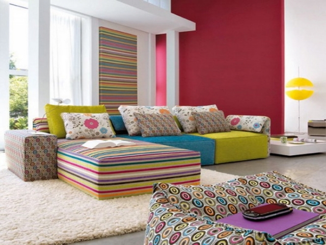 décoration intérieure décoration-intérieure-22-idées-colorées-salle-séjour-canapés-rayures-multicolores-mur-rose