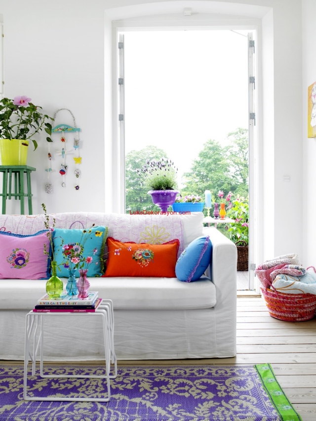 décoration intérieure décoration-intérieure-22-idées-colorées-salle-séjour-coussins-multicolores-canapé-blanc