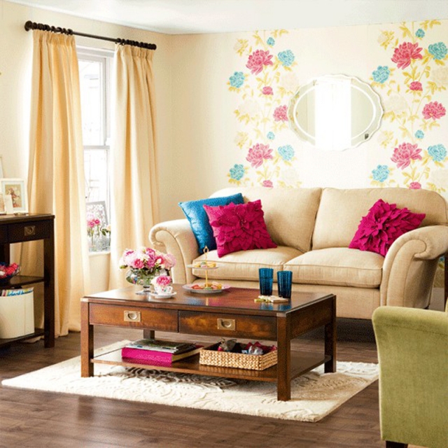 décoration-intérieure-22-idées-colorées-salle-séjour-papier-peint-beige-motifs-fleurs-coussins-cyclamen-bleu