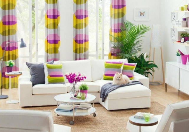 décoration-intérieure-22-idées-colorées-salle-séjour-rideaux-jaune-lilas-coussins-canapé-blanc