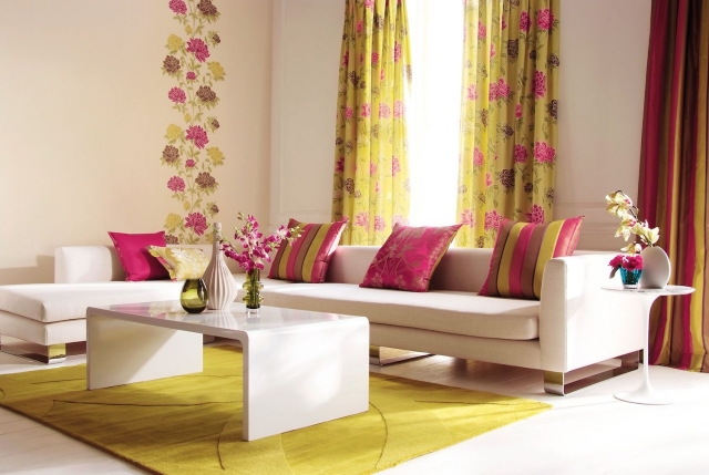 décoration intérieure décoration-intérieure-22-idées-colorées-salle-séjour-tapis-jaune-rideaux-jaunes-motifs-roses