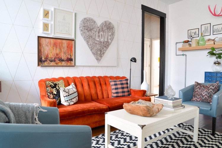 décoration intérieure canapé orange tapis boir et blanc salle de séjour