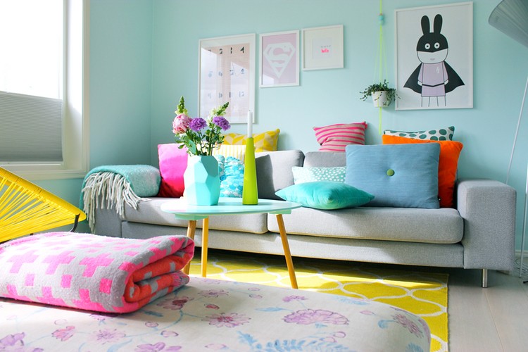 décoration salon -canapé-gris-coussins-couleurs-néon