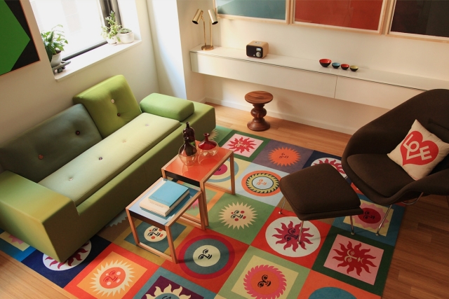 décoration salon idée-originale-tapis-soleils-canapé-vert