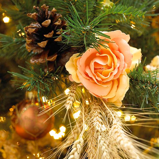 décoration du sapin de Noël roses-cônes-épis-blé