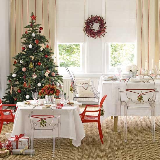 décoration-sapin-Noël-traditionnelle-blanc-rouge