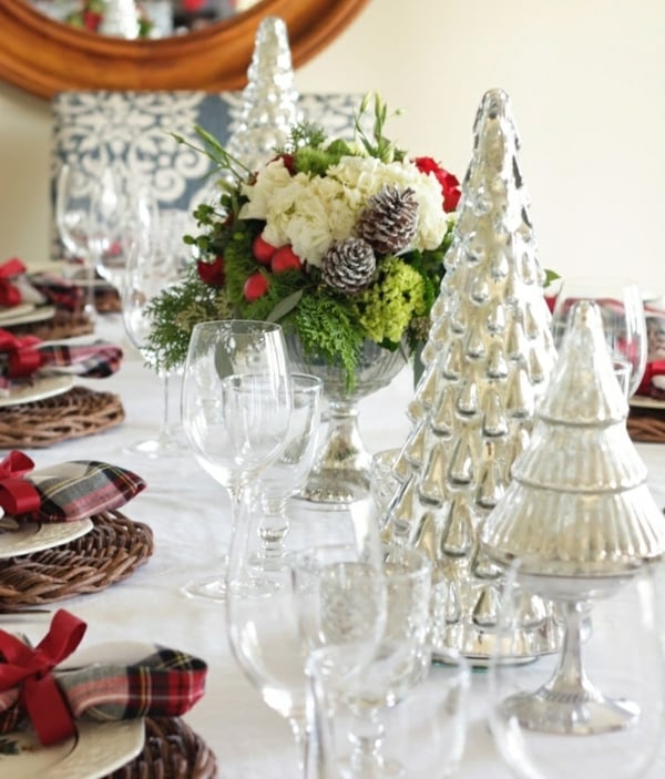 décoration de table pour Noël fleurs-sapins-argentés
