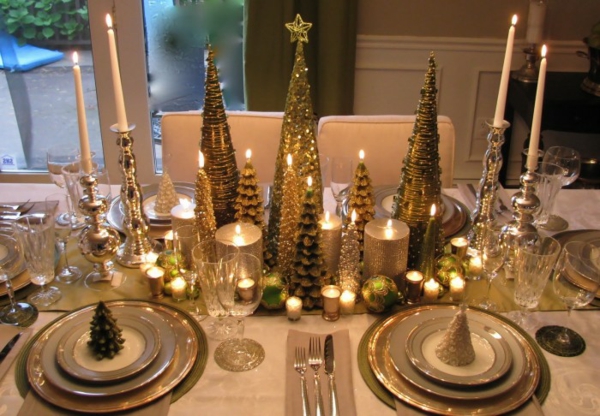 décoration-table-Noël-sapins-dorés-bougies