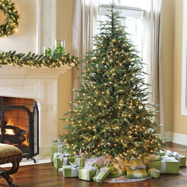 décorer le sapin de Noël guirlandes-lumineuses