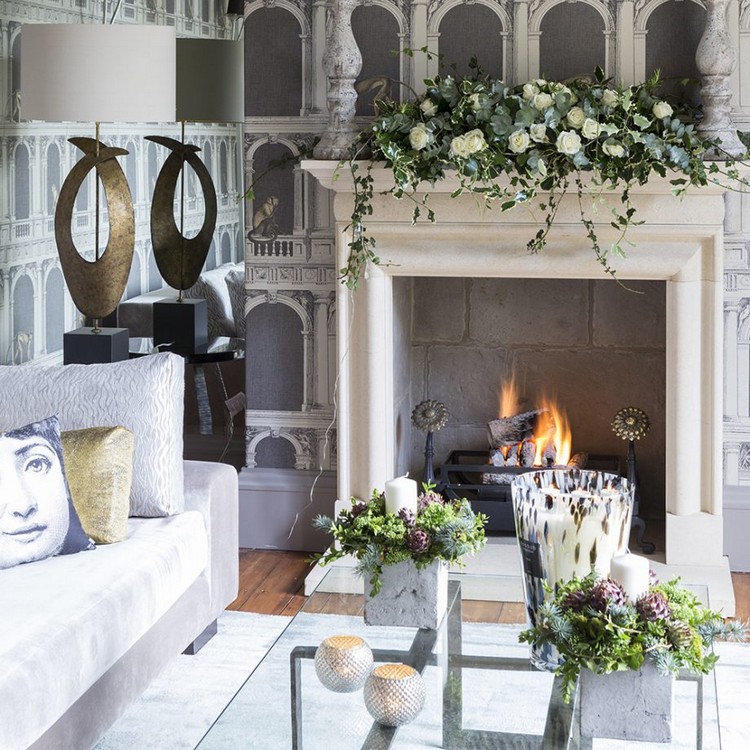 decoration noel cheminee en roses blanches et lierre déco naturelle