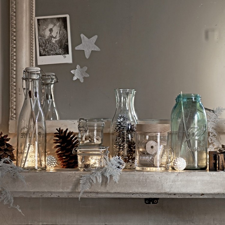 decoration noel cheminee en style vintage pommes de pin étoiles bouteilles verre