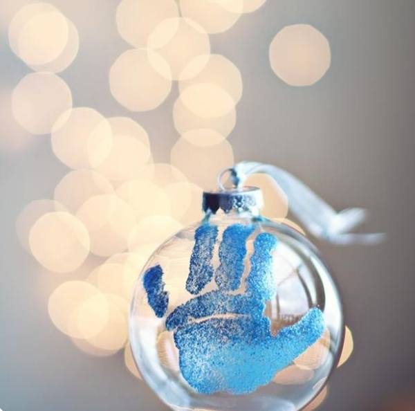 déco-Noël-faire-soi-même-première-fête-bébé-boule-verre-main-bébé-bleue