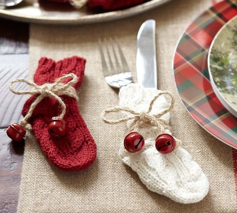 déco-Noël-faire-soi-même-première-fête-bébé-chaussettes-bébé-rouge-blanc-ustensiles