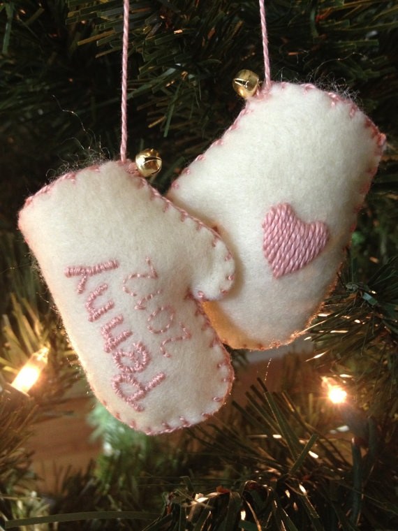 déco-Noël-faire-soi-même-première-fête-bébé-gants-bébé-rose-blanc-arbre-Noel