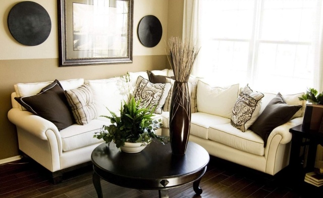 déco-appartement-moderne-idée-originale-canapé-blanc-table-ronde-bois