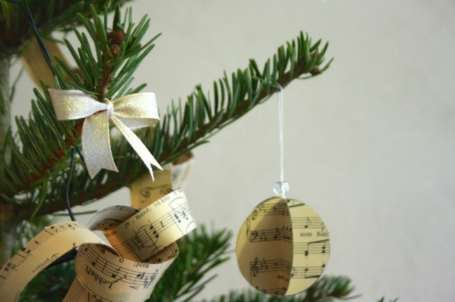 déco-arbre- Noël-DIY-papier-musique-tutoriel-guirlande-anneaux-papier-musique