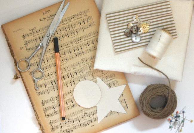 déco-arbre- Noël-DIY-papier-musique-tutoriel-matériaux-modèles-carton-ficelle-boutons