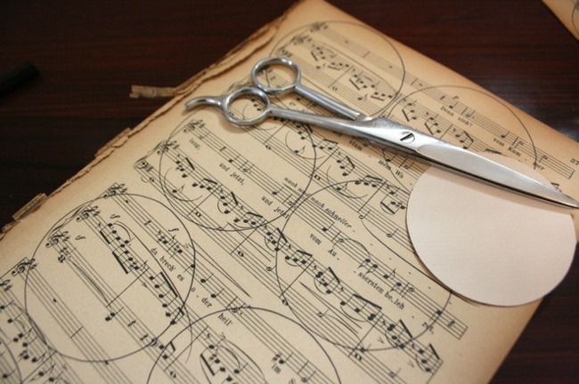 déco-arbre- Noël-DIY-papier-musique-tutoriel-modèle-carton-cercles-papier-musique