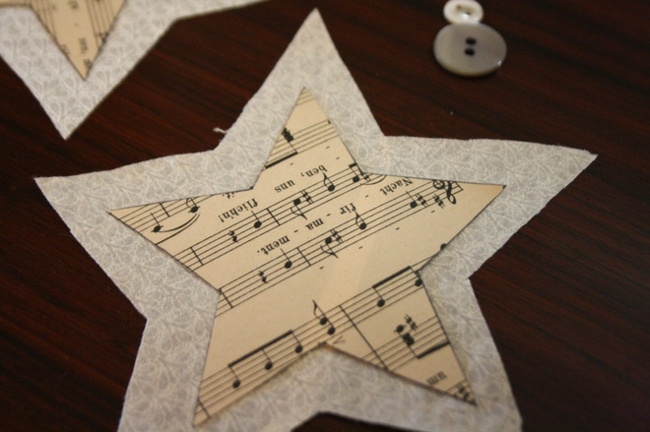 déco-arbre- Noël-DIY-papier-musique-tutoriel-étoile-modèle-carton-tissu-boutons