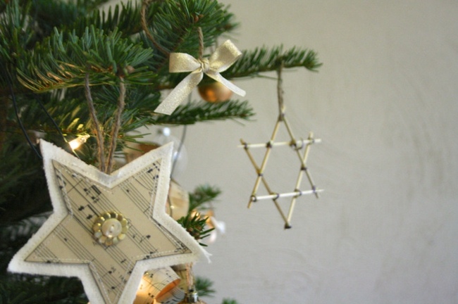 déco-arbre- Noël-DIY-papier-musique-tutoriel-étoiles-papier-musique-tissu-boutons-décoratives