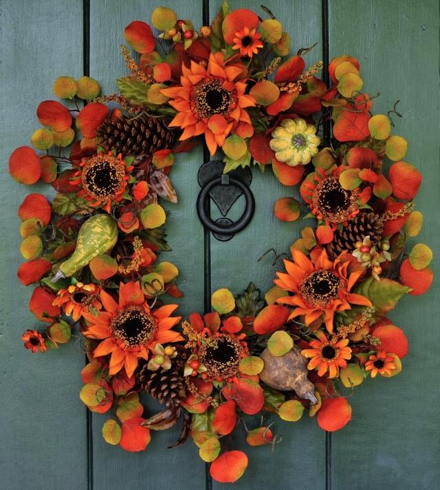 déco-automnale-couronne-porte-chaleureuse-cônes