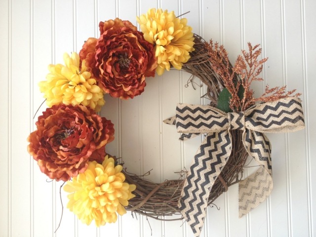 déco-automne-couronne-branches-ruban-chevron-fleurs