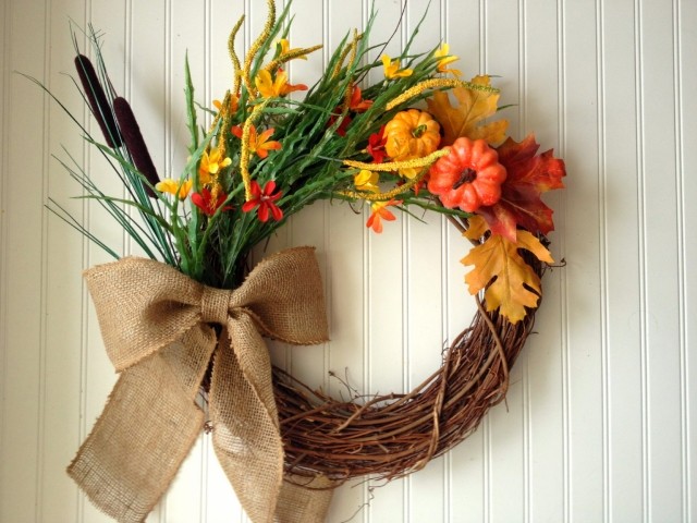 déco-automne-couronne-massette-ruban-jute-citrouilles