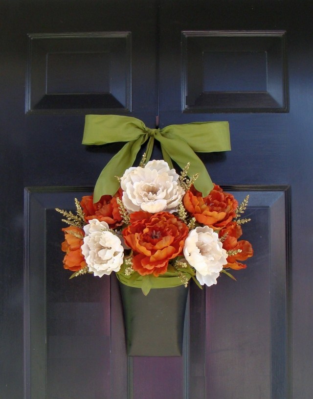 déco-automne-porte-entrée-fleurs-oranges-blanches