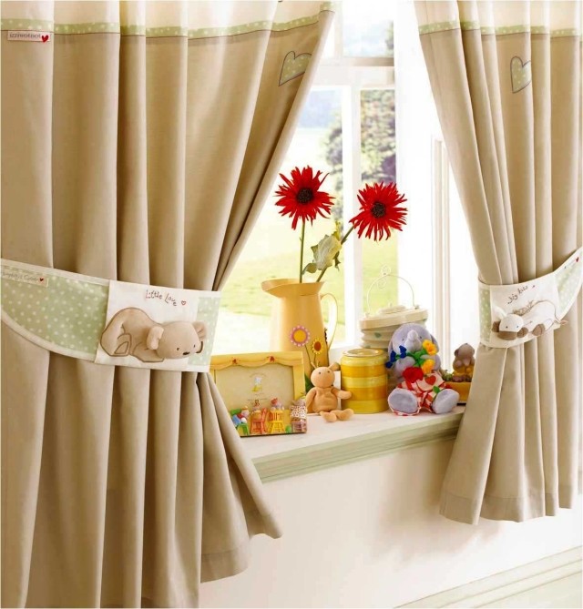 déco-chambre-bébé-28-rideaux-beige-fins-embrasses-motifs-ours